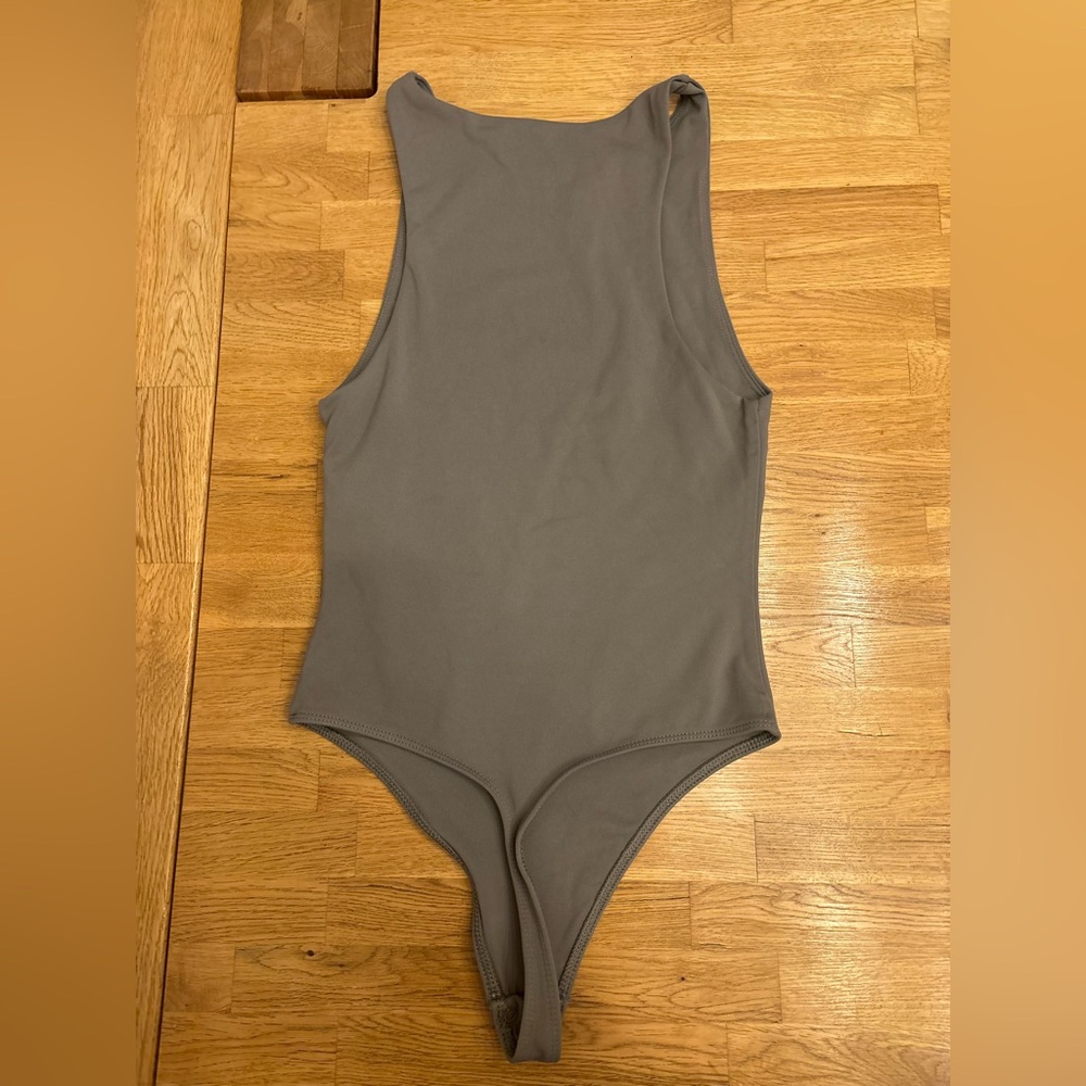 Aritzia Babaton 90’s Contour Bodysuit Gray excellent condition! $48 - Picture 3 of 4